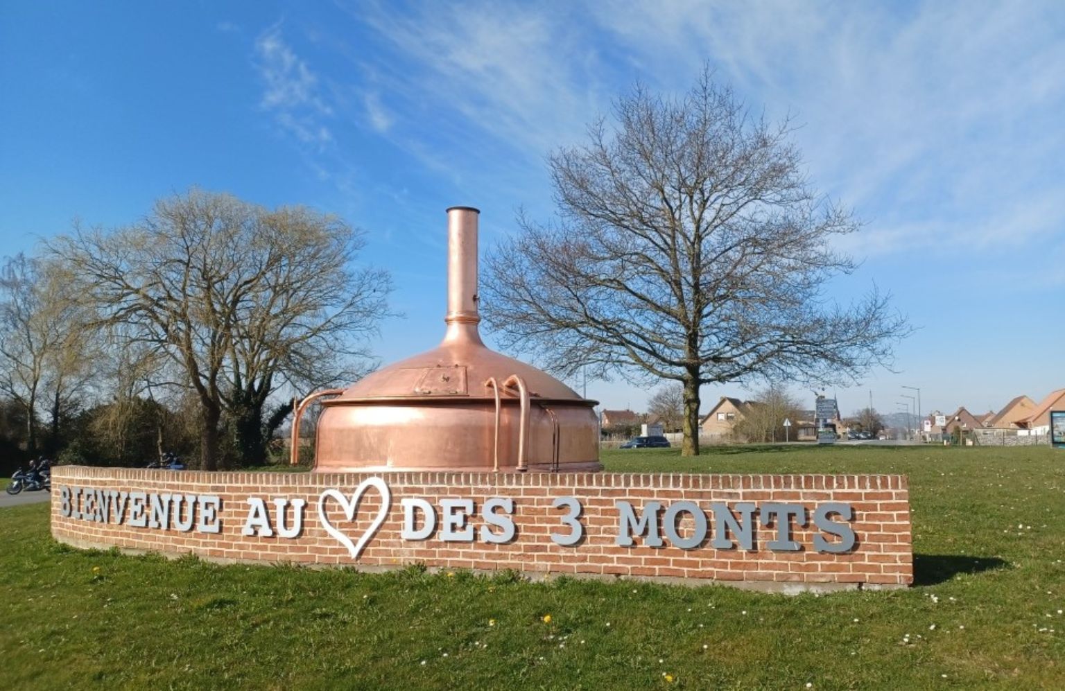 Rond point avec cuve de bière dans le nord de la france