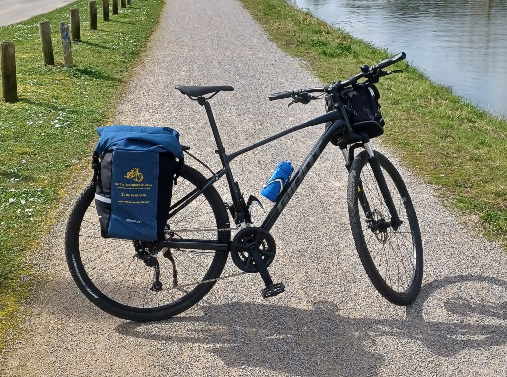 Vélo VTC sur chemin véloroute