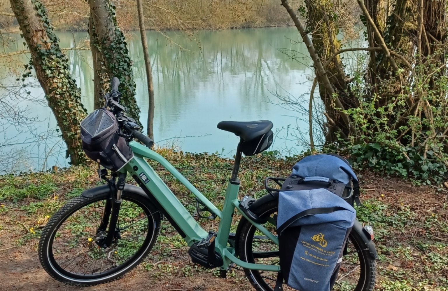 Vélo à assistance électrique loué, devant la Marne 